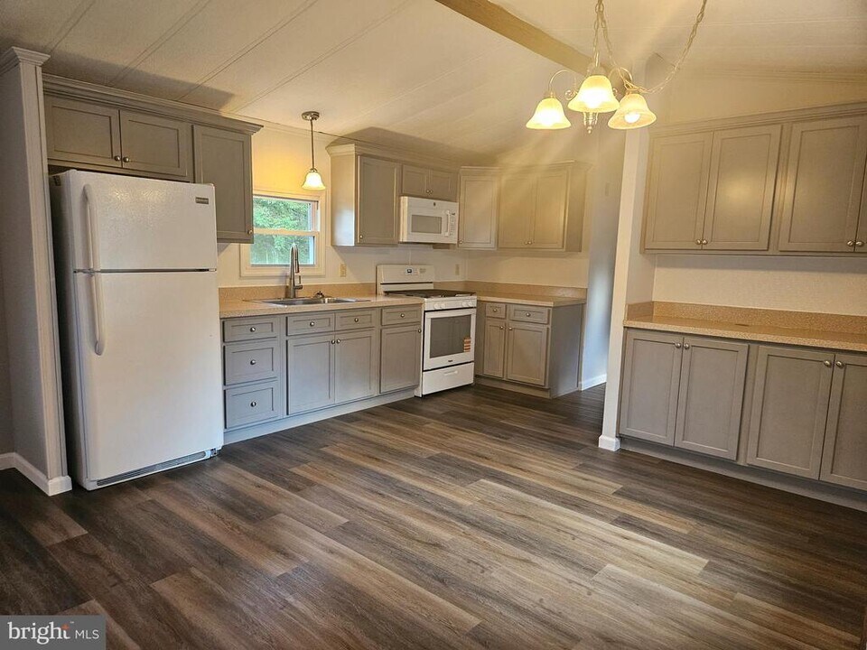 32 Elmer St in Franklin, NJ - Building Photo