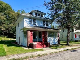 611 Raymond St in New Castle, PA - Building Photo