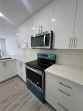 2505 W 67th Pl in Hialeah, FL - Foto de edificio - Building Photo