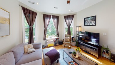 3258 N Ridgeway Ave, Unit 1F in Chicago, IL - Building Photo - Building Photo