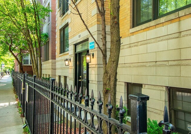 property at 905 W Lawrence Ave