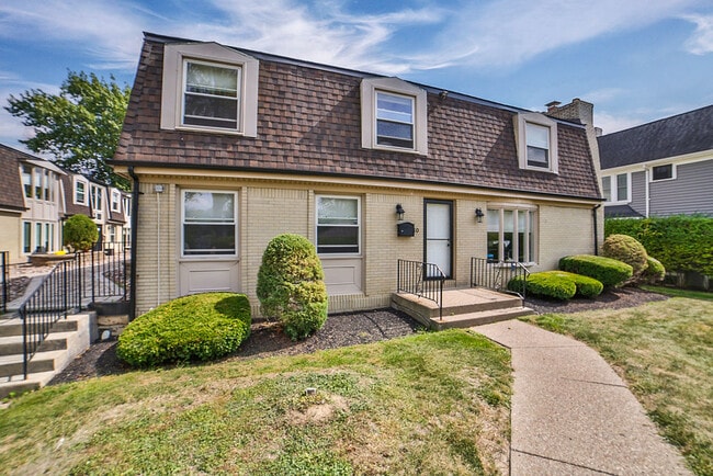 32 Bernhardt Dr in Buffalo, NY - Building Photo - Building Photo