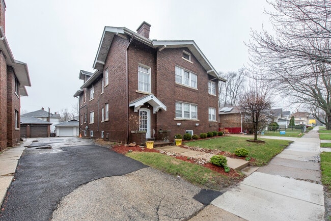 415 W Ridgeland Ave in Waukegan, IL - Building Photo - Building Photo