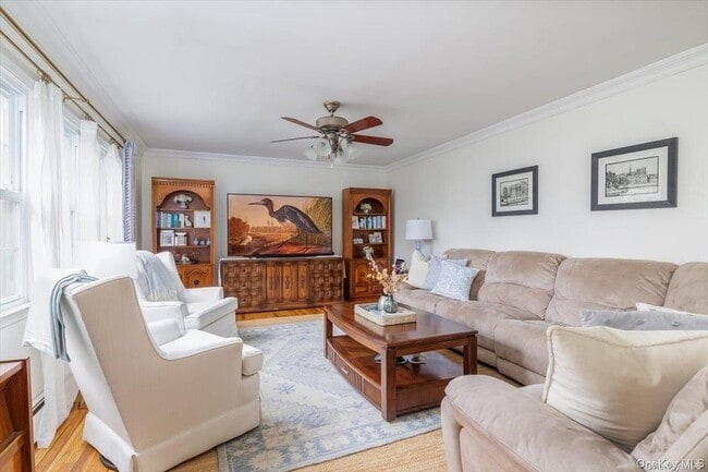 44 Frazer Dr in Greenlawn, NY - Building Photo - Building Photo