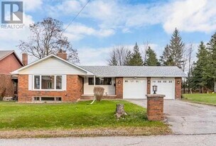 15 Valleyview Ave in East Gwillimbury, ON - Building Photo