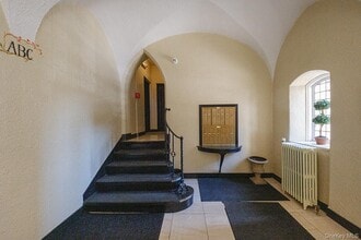 26 Pondfield Rd in Bronxville, NY - Building Photo - Building Photo