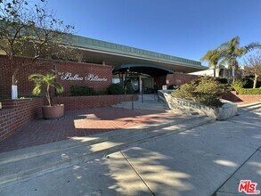 5301 Balboa Blvd in Los Angeles, CA - Foto de edificio - Building Photo