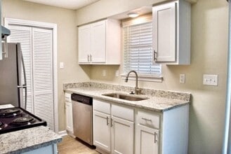 Hedgerow Apartments in Memphis, TN - Building Photo - Building Photo