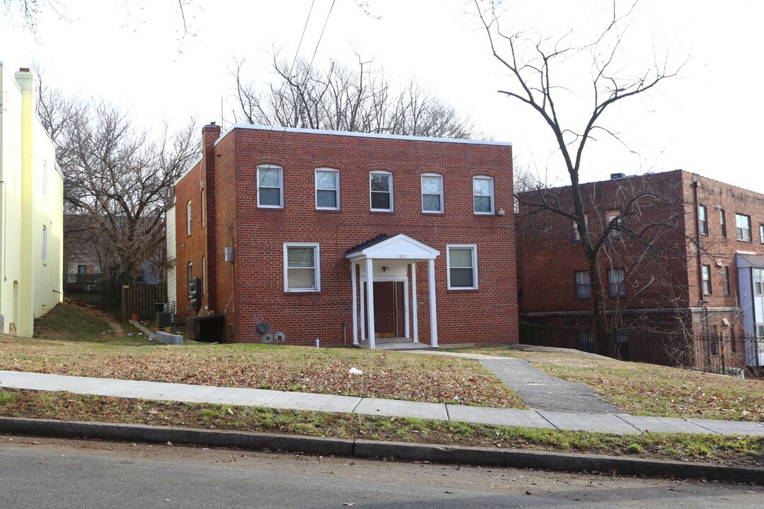 3220 28th St SE in Washington, DC - Building Photo