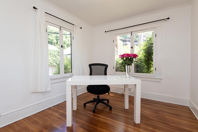 2001 1/2 Pinehurst Rd, Unit 2001 12 in Los Angeles, CA - Building Photo - Building Photo