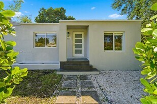 570 NW 49th St in Miami, FL - Building Photo