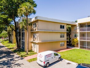Spring Crest Condominium in Sunrise, FL - Building Photo - Building Photo