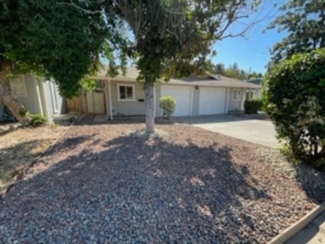 1118 Clinton Rd in Sacramento, CA - Building Photo - Building Photo