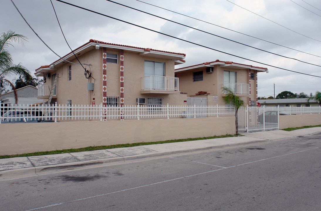 330 S Perviz Ave in Opa Locka, FL - Building Photo