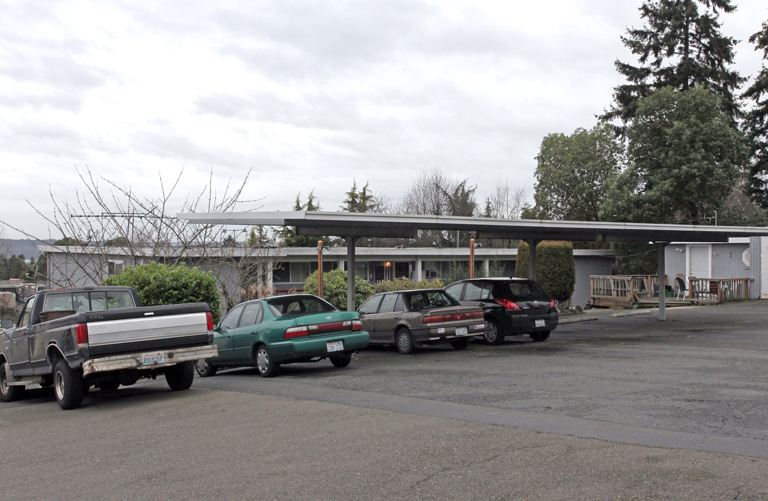 J & R Apartments in Des Moines, WA - Building Photo