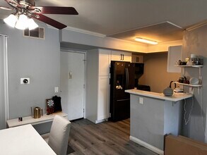 5565 Canoga Ave in Los Angeles, CA - Building Photo - Building Photo