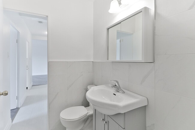 46 Saranac Blvd in Toronto, ON - Building Photo - Building Photo