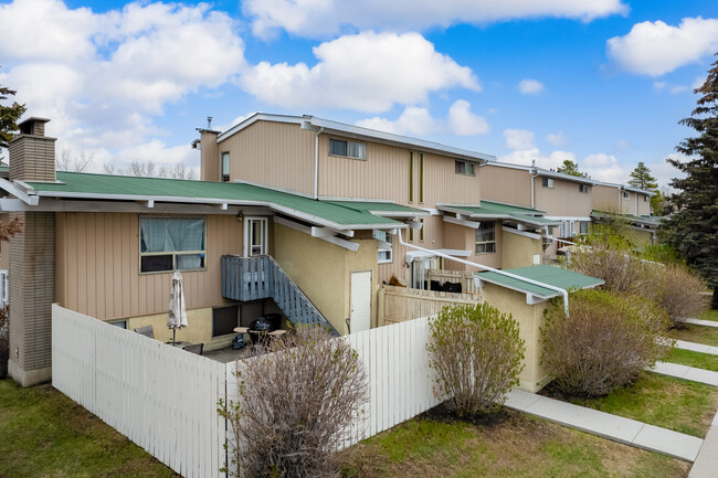 Willow Park Green in Calgary, AB - Building Photo - Building Photo