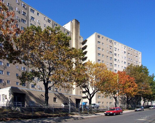 Harborview Towers in Bridgeport, CT - Foto de edificio - Building Photo