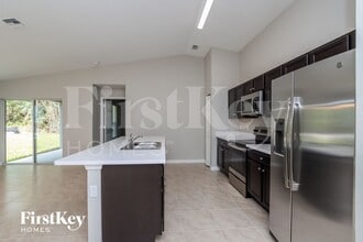 785 Coconut St SE in Palm Bay, FL - Foto de edificio - Building Photo