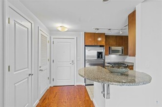 3338 Peachtree Rd NE in Atlanta, GA - Building Photo - Building Photo