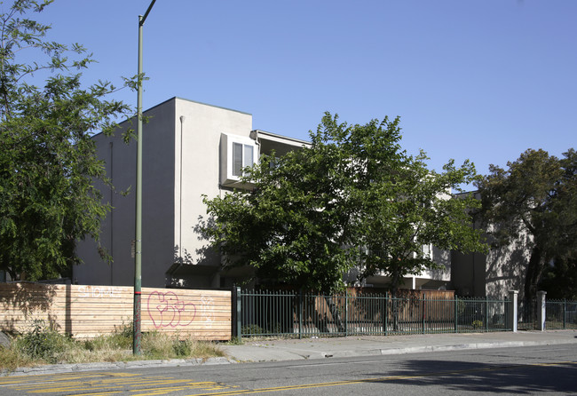 2933 Martin Luther King Jr Way in Oakland, CA - Building Photo - Building Photo