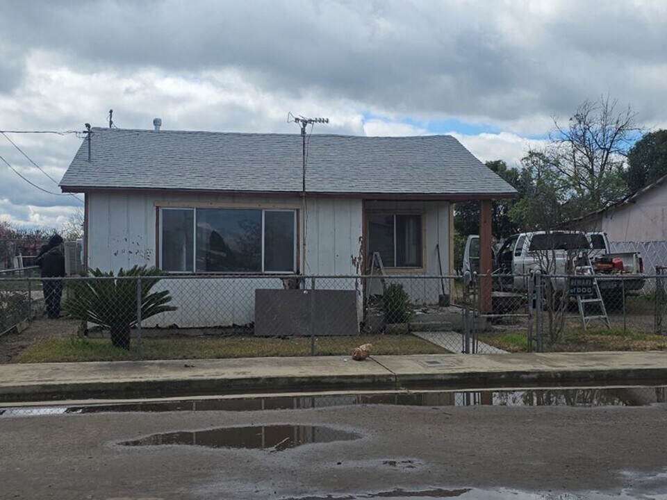 12885 Albert Ave in Orosi, CA - Building Photo