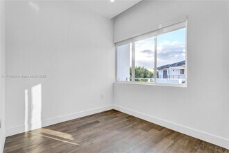 454 Fernwood Rd in Key Biscayne, FL - Foto de edificio - Building Photo