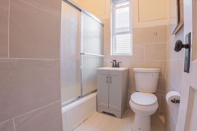 70 Neptune Ave in Jersey City, NJ - Building Photo - Building Photo