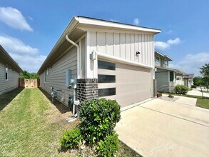 7704 Daves Landing Dr in Austin, TX - Building Photo - Building Photo