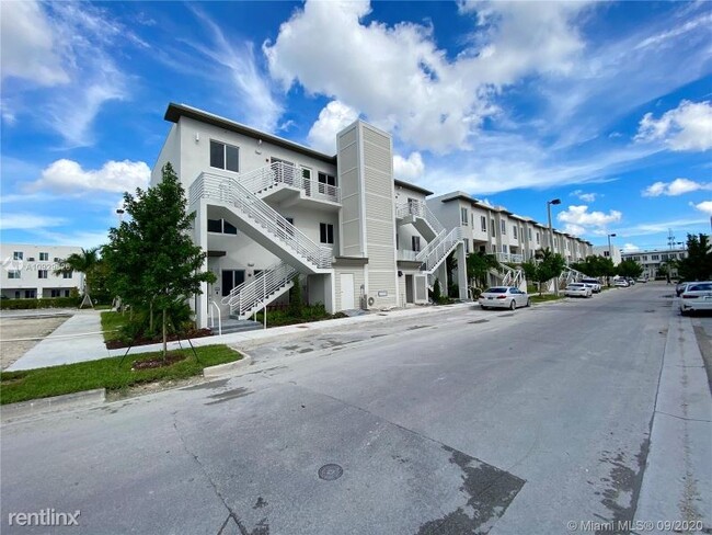 6421 NW 102nd Path-Unit -102 102 in Doral, FL - Building Photo - Building Photo