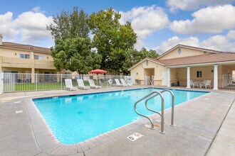 Vista Del Sol Apartments in Madera, CA - Foto de edificio - Building Photo