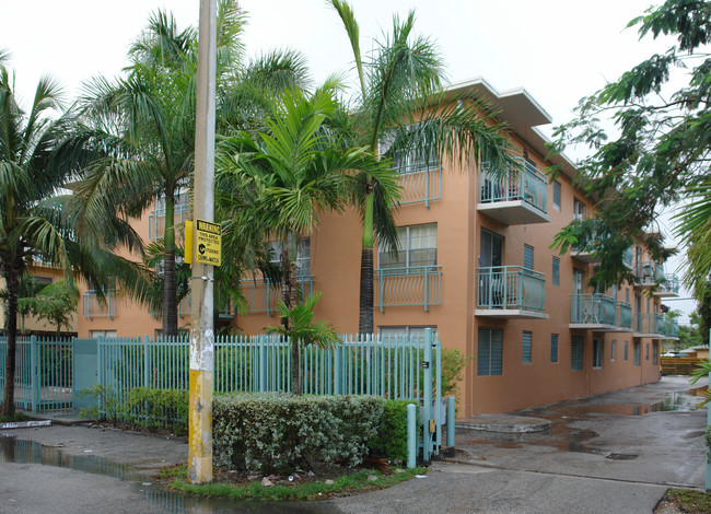 3250 W Trade Ave in Miami, FL - Building Photo - Building Photo