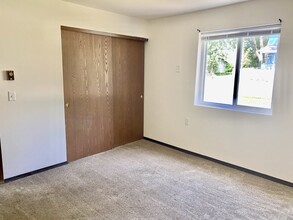465 Main St, Unit Crystal Springs Apt. in Lomira, WI - Foto de edificio - Building Photo