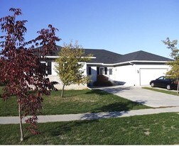 Duplexes on Viroqua in Fitchburg, WI - Building Photo