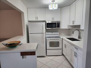 1111 Lake Ter, Unit 208 in Boynton Beach, FL - Building Photo - Building Photo