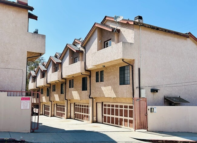 2307 N Cahuenga Blvd in Los Angeles, CA - Building Photo - Building Photo