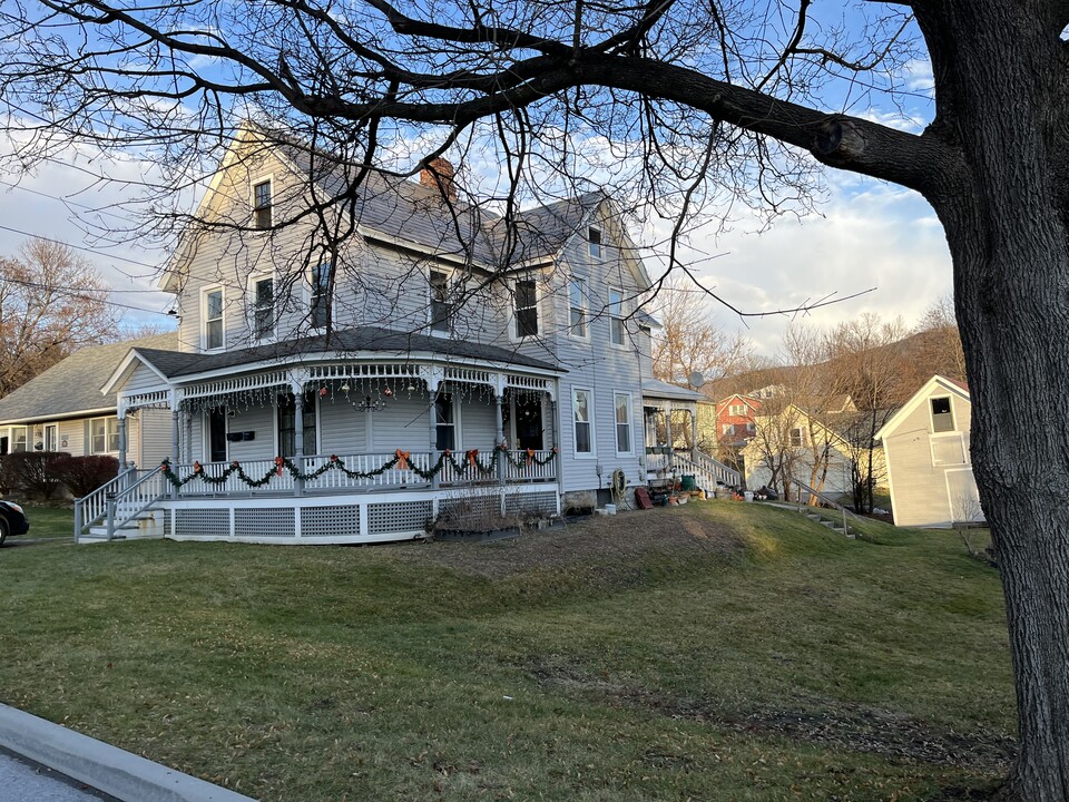 72 Lafayette St, Unit #2 in Rutland, VT - Building Photo