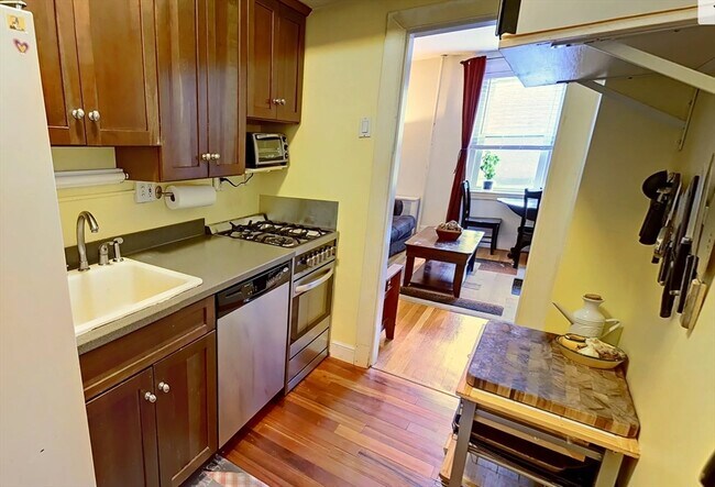 33 Dwight St, Unit 2 in Brookline, MA - Foto de edificio - Building Photo