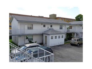 2300 W 66th Pl in Hialeah, FL - Building Photo - Building Photo