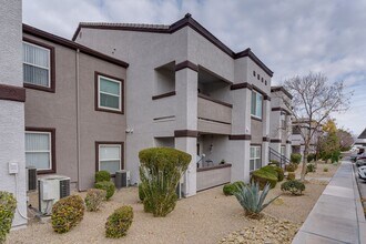 7255 Sunset Rd in Las Vegas, NV - Building Photo - Building Photo