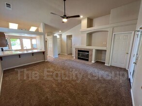 1422 E Mesa Ct in Visalia, CA - Foto de edificio - Building Photo