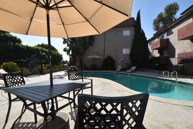 12241 Burbank Blvd, Unit 202 in Los Angeles, CA - Foto de edificio - Building Photo