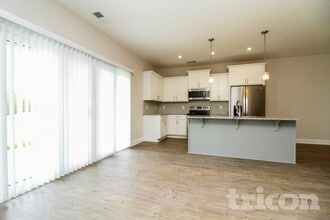 121 Dimaggio Dr in Springfield, TN - Foto de edificio - Building Photo