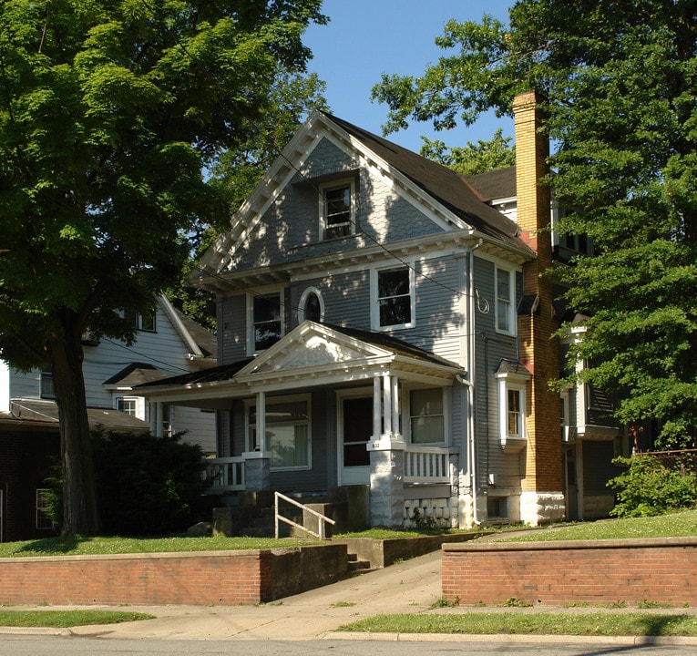 832 Elm St in Youngstown, OH - Building Photo