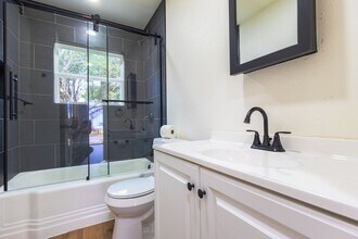 1105 Spring Branch St in Waco, TX - Foto de edificio - Building Photo