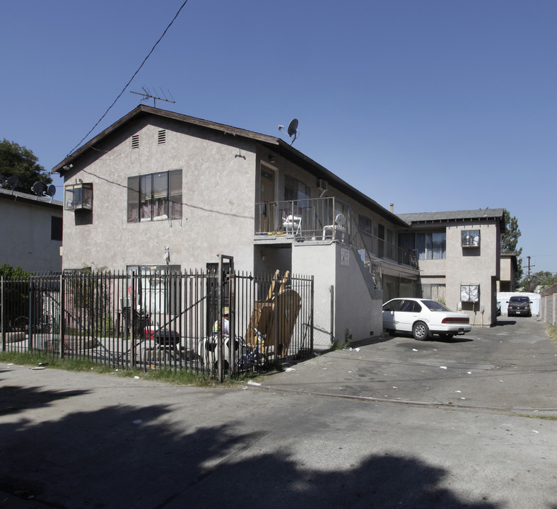 6827 Radford Ave in North Hollywood, CA - Building Photo