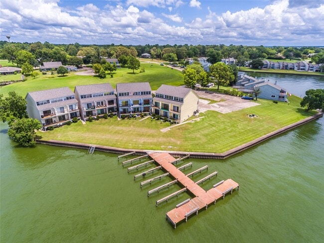 445 Carolcrest Ln in Livingston, TX - Foto de edificio - Building Photo