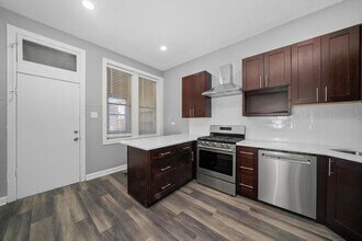 2115 W Armitage Ave in Chicago, IL - Building Photo - Building Photo