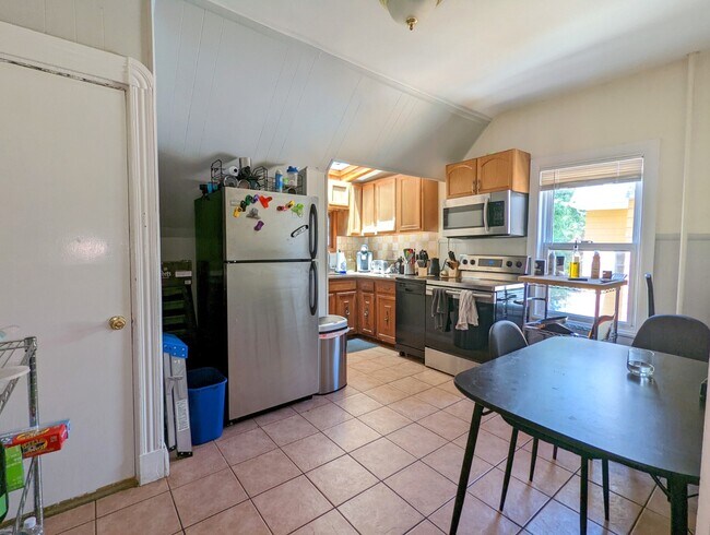 22 Highland Rd, Unit 2 in Somerville, MA - Building Photo - Building Photo